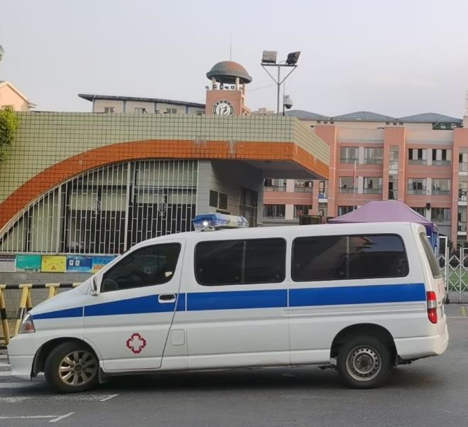 定安救护车出租护送骨折病人一公里多少钱